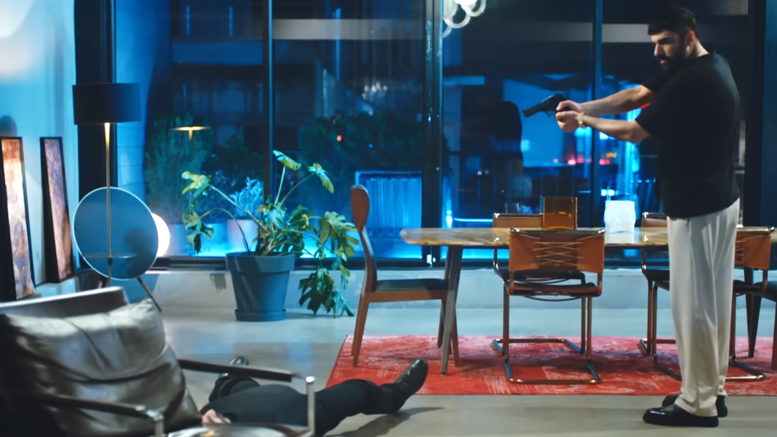 Tahir sposa Farah e poi spara contro Mehmet, Io sono Farah, capitolo 8